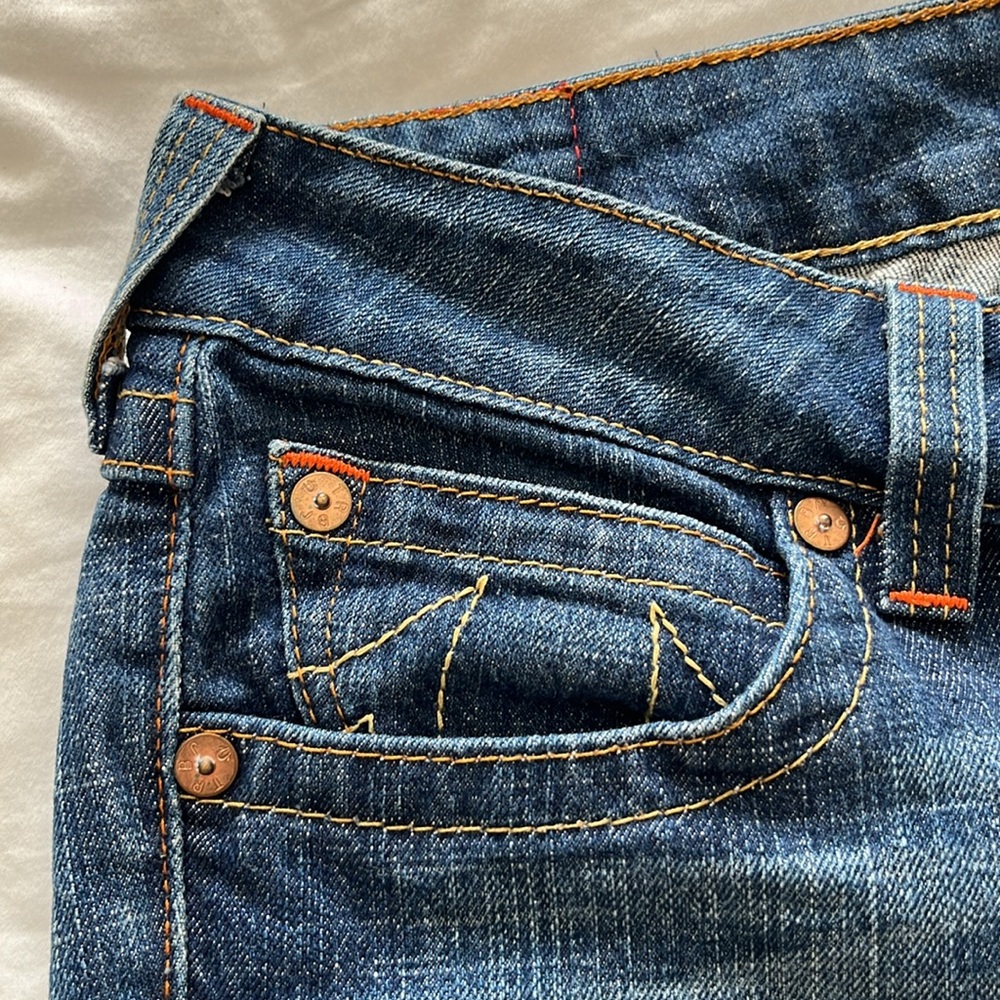 True Religion Jeans Becky Cut Off Hem Frayed/Small Hole Distressed Size 32 - Picture 5 of 16